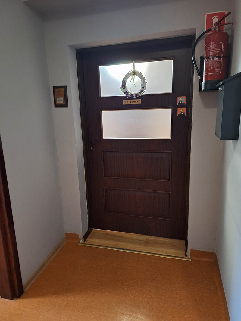 Drzwi wejściowe do sekretariatu